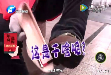 郑州环卫工人领福利：不论男女每人一双高跟鞋