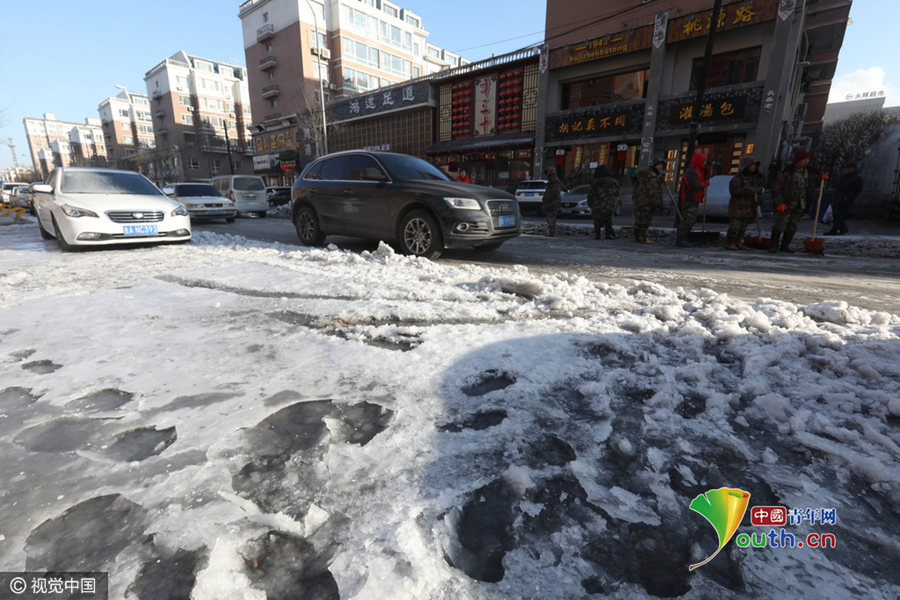 数十台轿车冰冻路边 管道漏水如“冰河世纪”