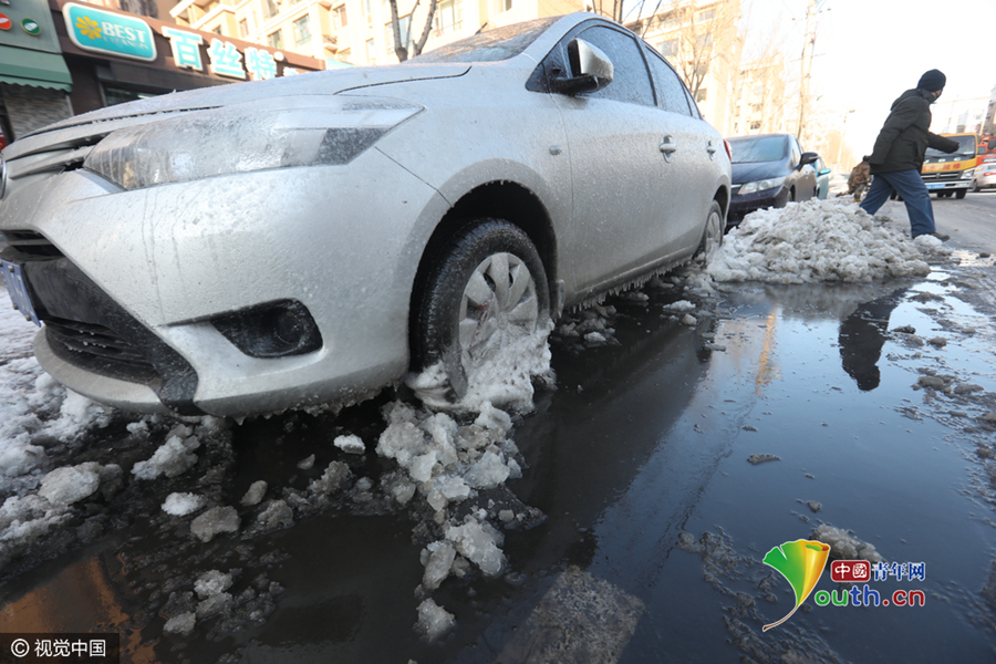 数十台轿车冰冻路边 管道漏水如“冰河世纪”
