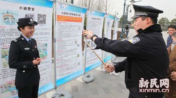 上海女警化身网红 直播展示近百种警械