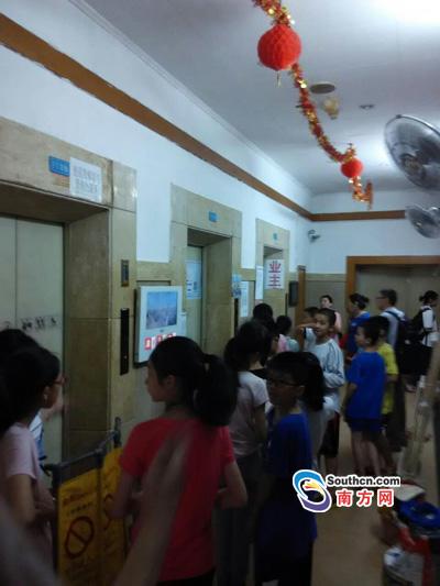 广州两家“黑托管”潜藏小区 居民埋怨电梯被抢占