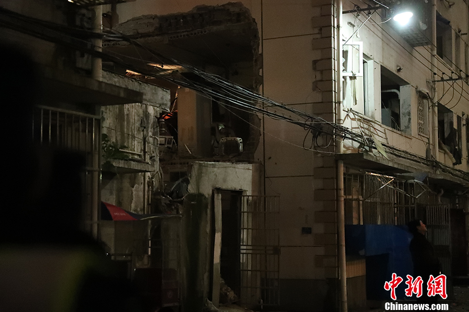 上海杨浦区一幢四层楼房外立面坍塌