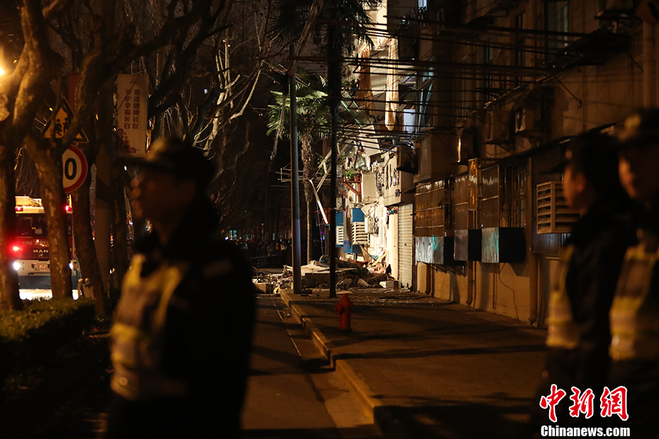 上海杨浦区一幢四层楼房外立面坍塌