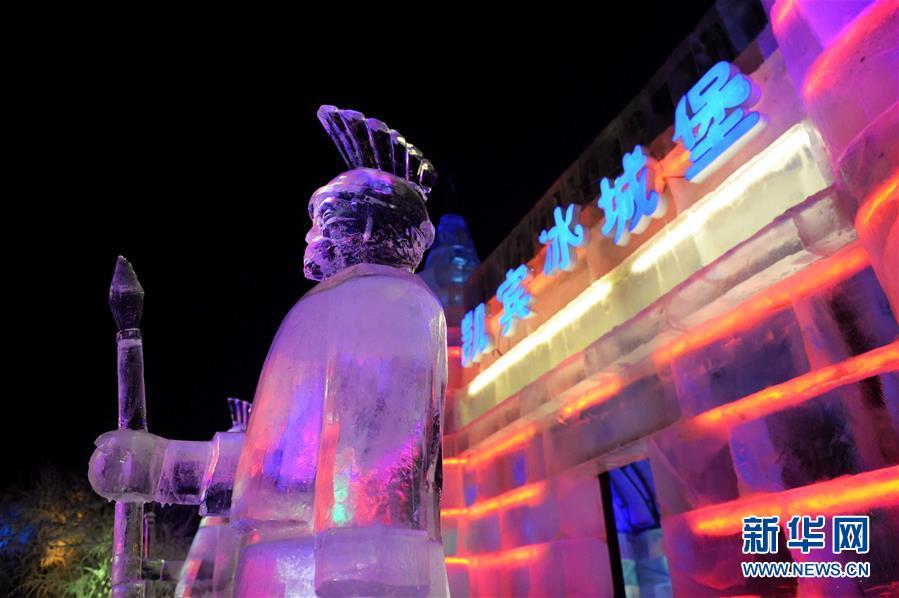 哈尔滨冰雪文化：游客冰屋子里吃火锅