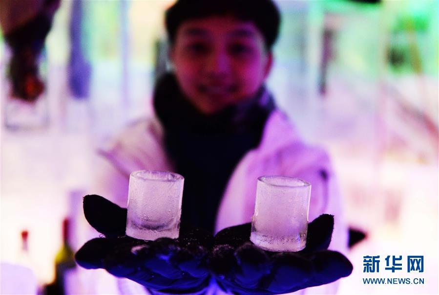 哈尔滨冰雪文化：游客冰屋子里吃火锅