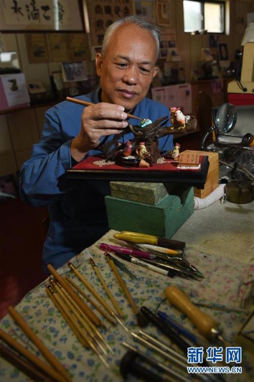 台湾微雕艺术家在1毫米材料上雕刻