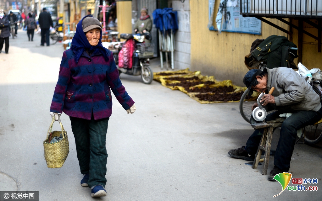 88岁老人为减轻儿女负担 往返30公里进城卖野菜
