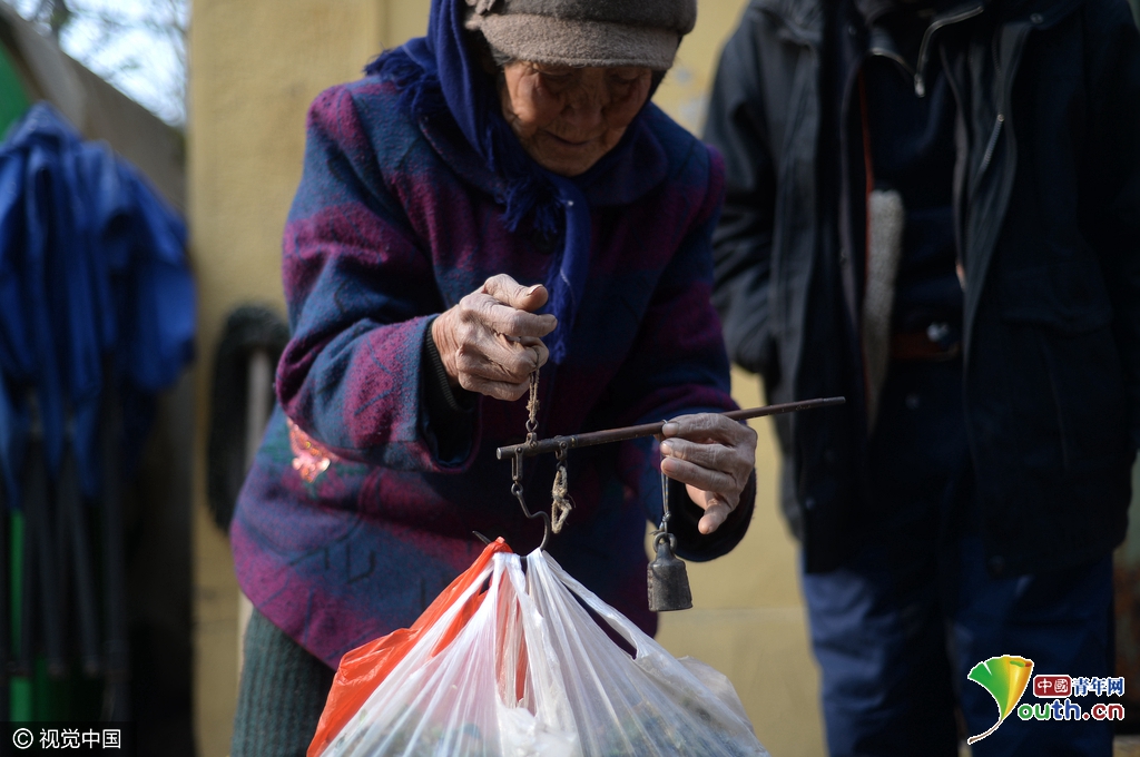 88岁老人为减轻儿女负担 往返30公里进城卖野菜