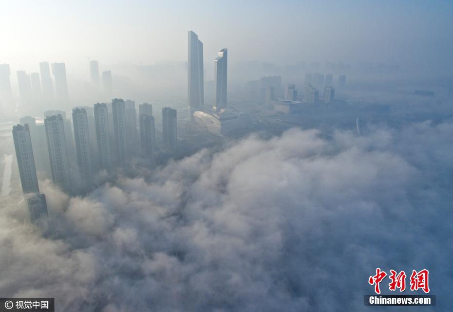 大雾笼罩南京 云海中建筑若隐若现