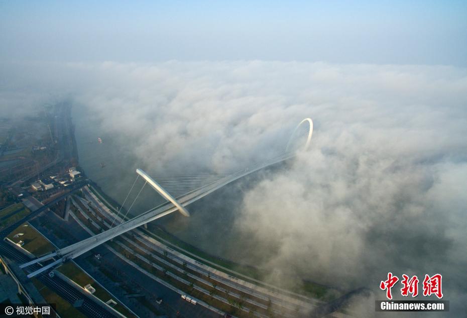 大雾笼罩南京 云海中建筑若隐若现