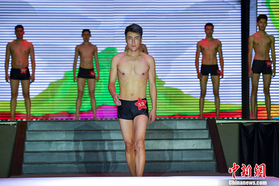 中国全明星模特冠军赛全国总决赛上演晚装秀