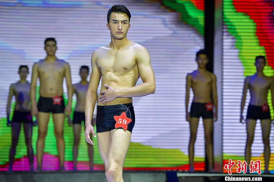 中国全明星模特冠军赛全国总决赛上演晚装秀
