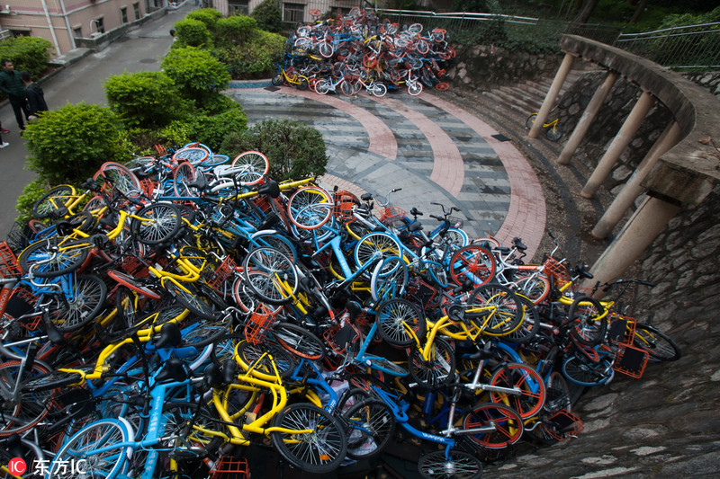 深圳超500辆共享单车惨遭破坏堆成“小山”