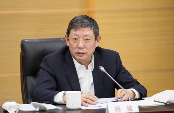 市人代会表决通过关于接受杨雄辞去上海市人民政府市长职务请求的决定