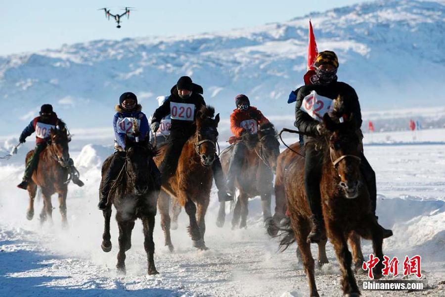 新疆布尔津县农牧民零下20多度玩刁羊赛马