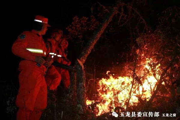 云南玉龙县石头乡发生山火