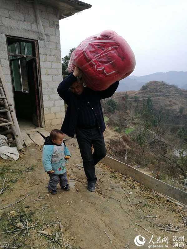 贵州德江:极贫乡困难群众搬出大山过新年