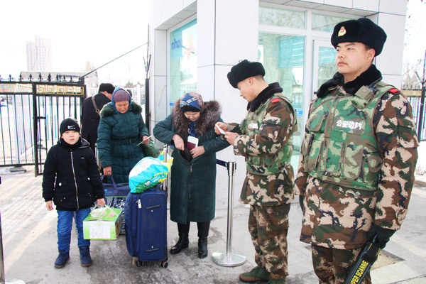 新疆霍尔果斯边检站官兵积极迎战节前“春运”客流高峰