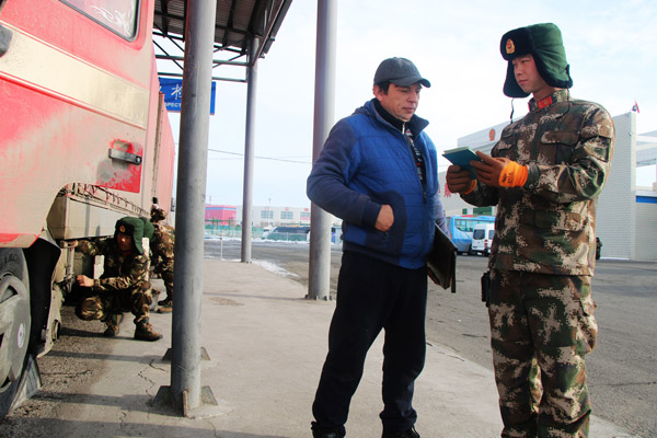 新疆霍尔果斯边检站官兵积极迎战节前“春运”客流高峰