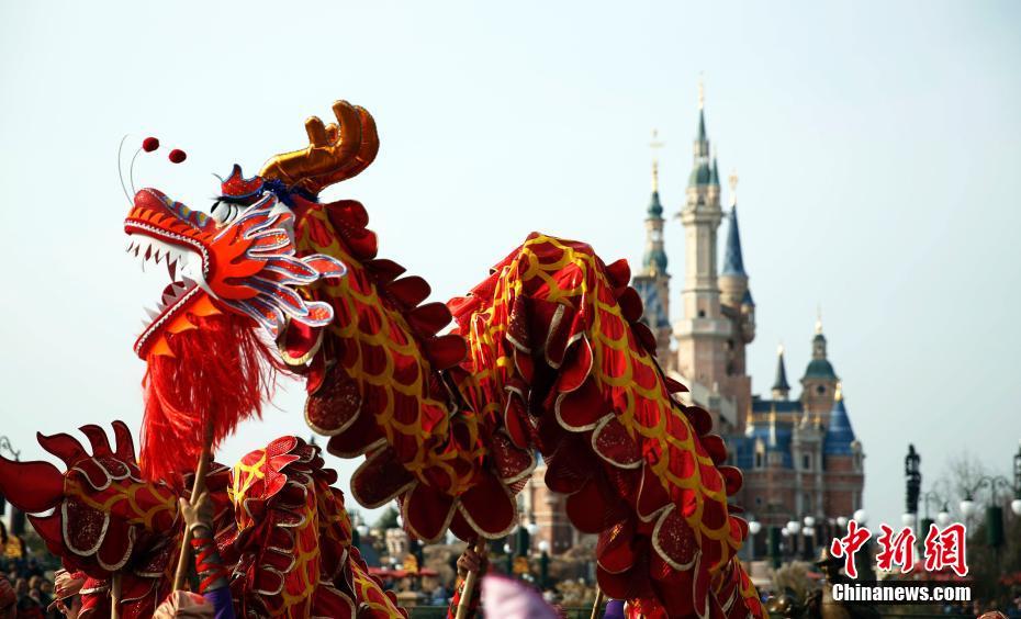 上海迪士尼乐园 米老鼠舞龙迎新年