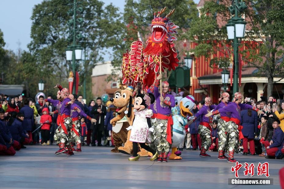上海迪士尼乐园 米老鼠舞龙迎新年