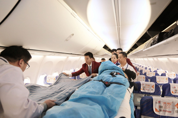 改装座椅，南航新疆保障一担架旅客赴京就医