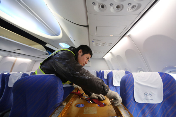 改装座椅，南航新疆保障一担架旅客赴京就医