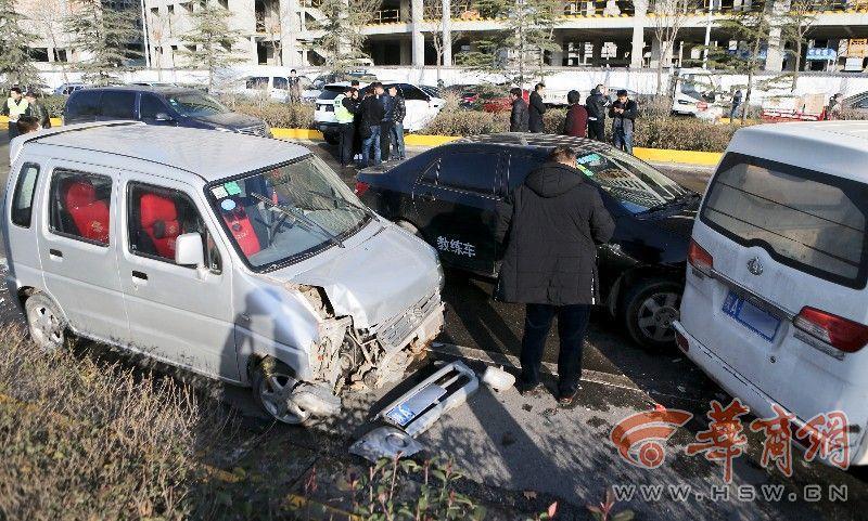 西安一道路路面结冰 半小时十余辆车相撞