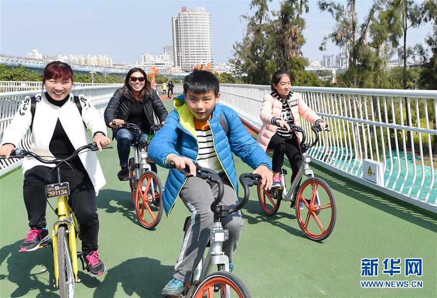 中国首条空中自行车道试运营中 全长7.6公里