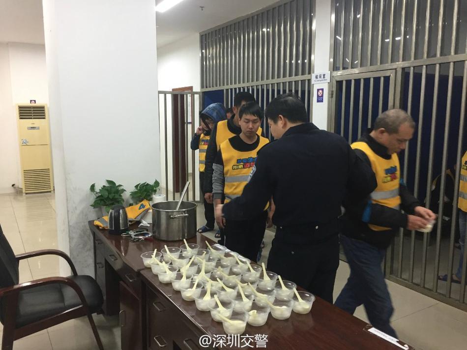 深圳交警元宵节抓醉驾 醉酒司机警局吃汤圆