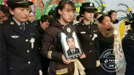 吉林：警察抓捕嫌犯牺牲 母亲悲伤过度离世
