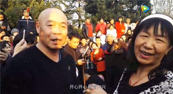 郑州大叔大妈尬舞升级：从抽筋舞到打架舞