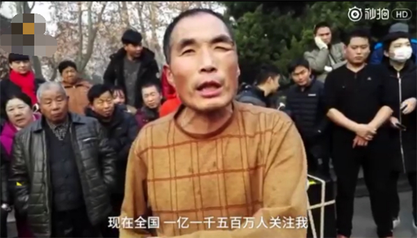 郑州大叔大妈尬舞升级：从抽筋舞到打架舞