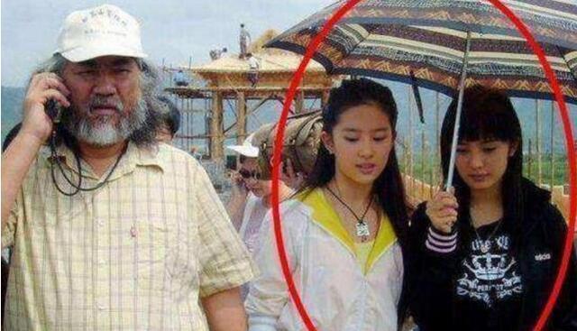 杨幂10年前给刘亦菲撑伞?其实人家是互相撑伞[1]- 中国日报网