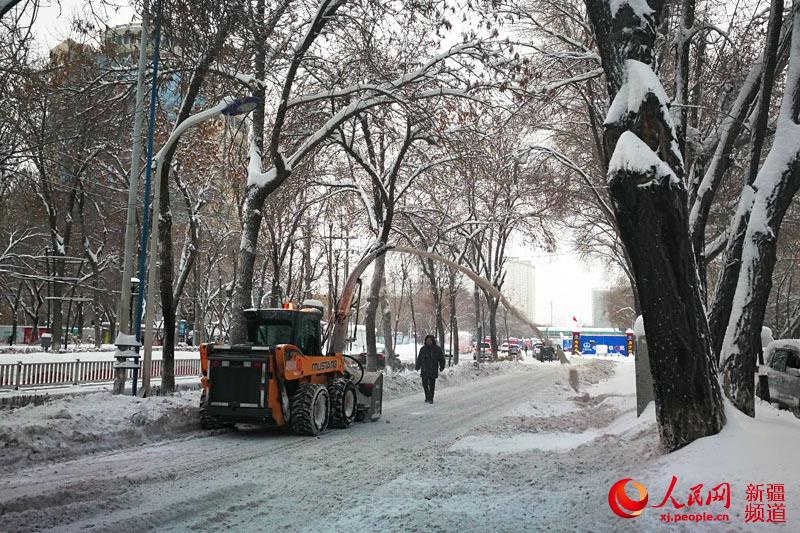强降雪袭击新疆 电网运行正常