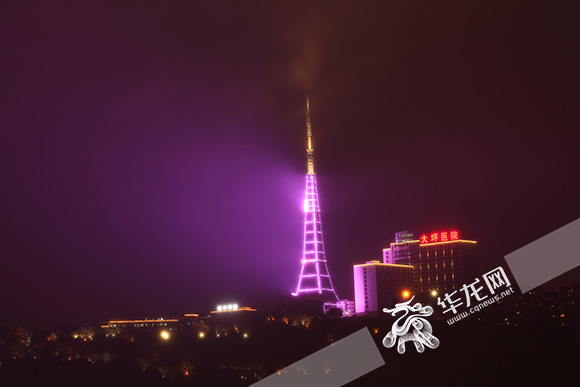 酷似埃菲尔铁塔 重庆电视塔亮灯引关注勾起大众回忆