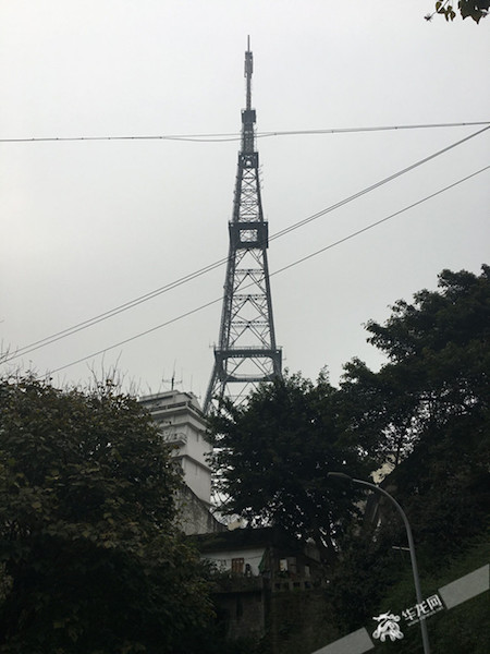 酷似埃菲尔铁塔 重庆电视塔亮灯引关注勾起大众回忆