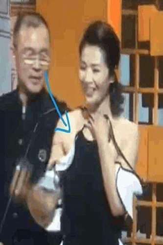 刘涛上节目衣带散开，尴尬掩饰，旁边男子的眼神亮了