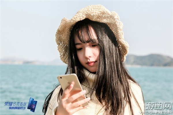华为荣耀8青春版真机图公布 美女搭配手机,颜