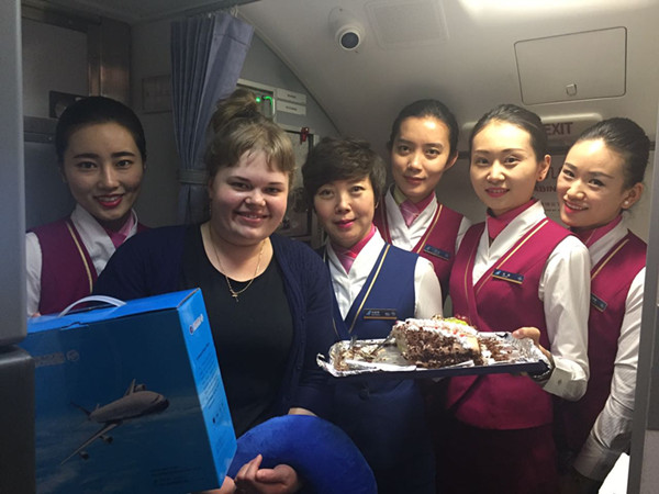 哈国作家首次来中国 南航空中为她开生日派对