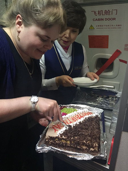 哈国作家首次来中国 南航空中为她开生日派对