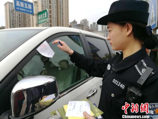 广西柳州推进城市管理执法改革 实行城管贴罚单