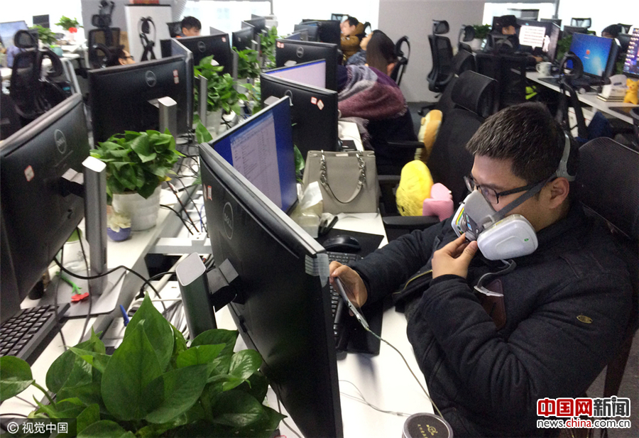 新办公室致头晕 科技公司员工戴防毒面具上班