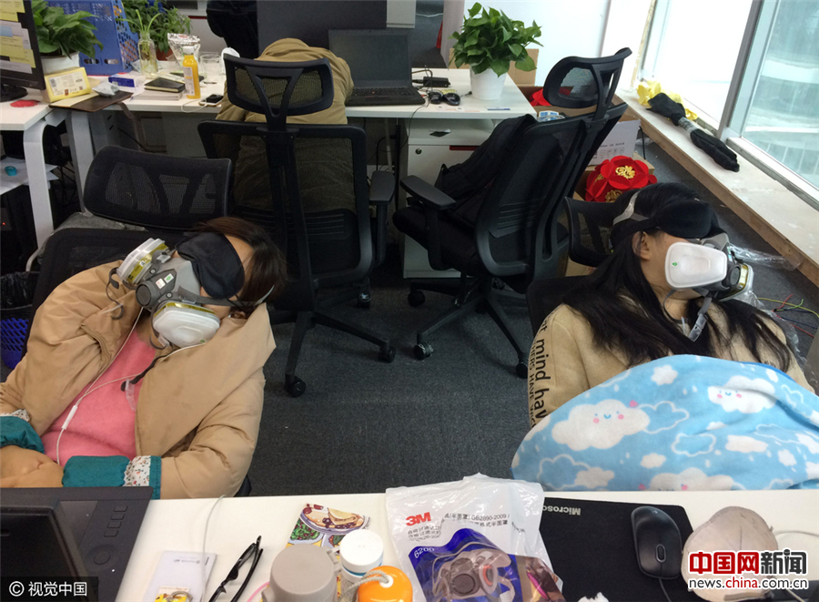 新办公室致头晕 科技公司员工戴防毒面具上班