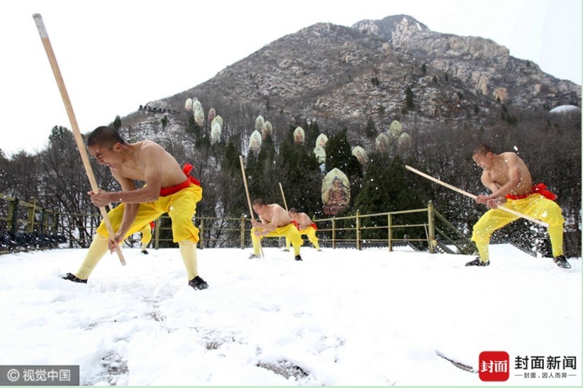 少林武僧雪地赤膊上阵苦练功 最小仅6岁