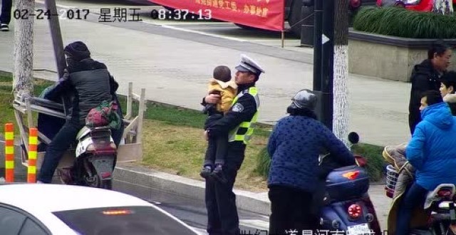 浙江未婚交警抱娃指挥交通 原因竟然这么暖！
