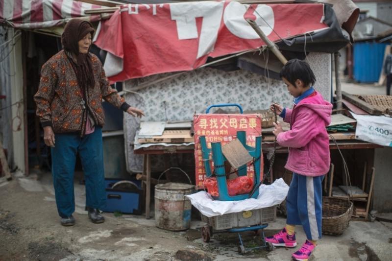 父母汶川地震后失联 9岁女孩卖菜寻亲