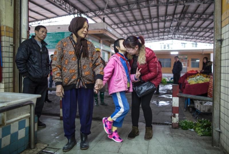 父母汶川地震后失联 9岁女孩卖菜寻亲