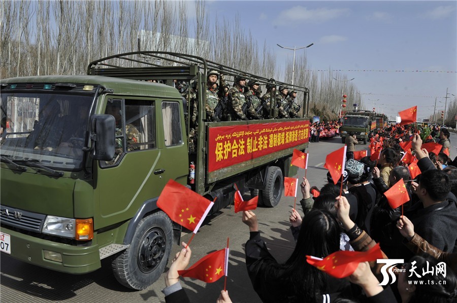 新疆上千武警乘机赴反恐维稳一线