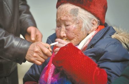 105岁老人全家共96口人 年龄相加达3850岁